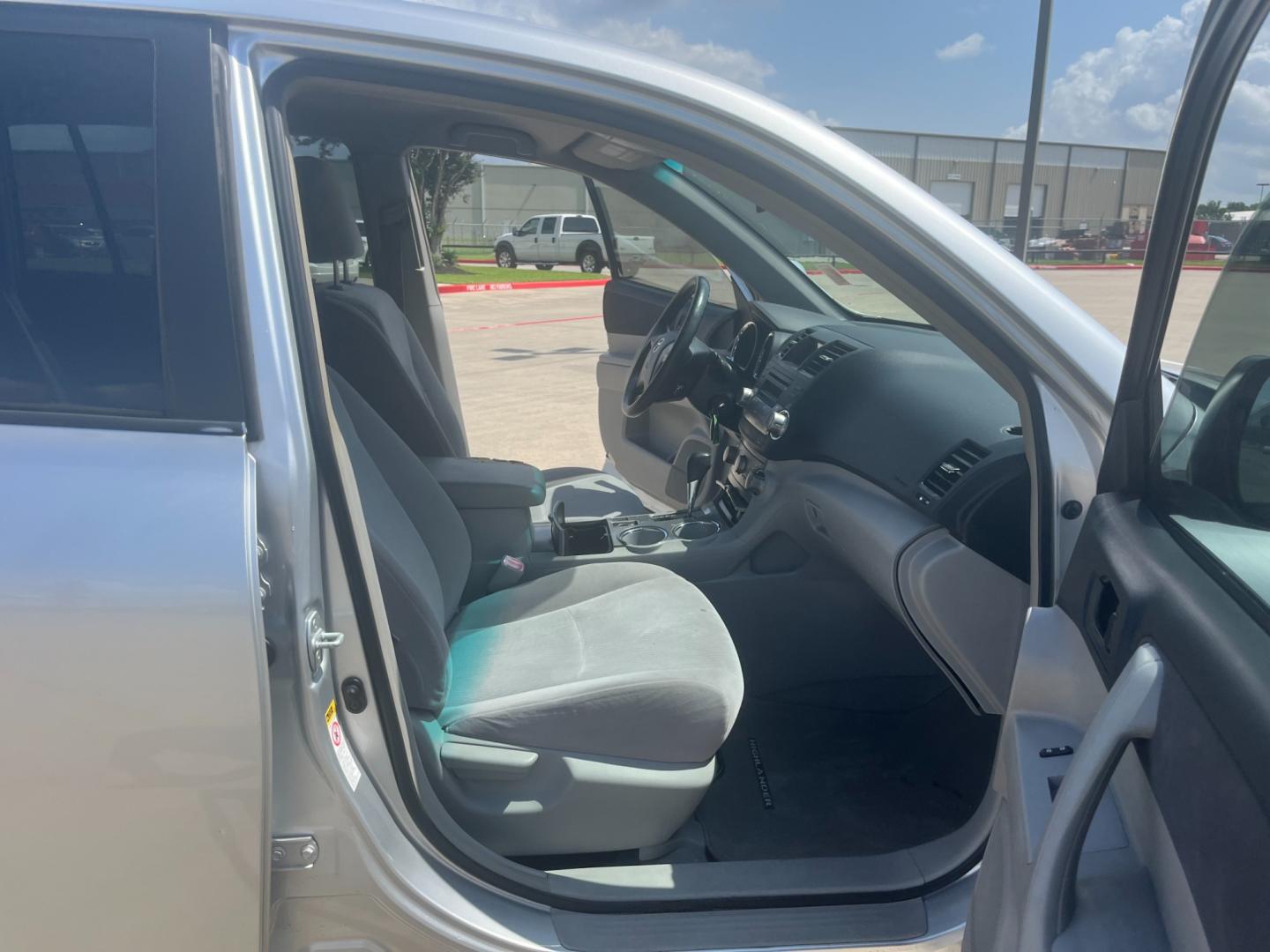 2009 SILVER /gray Toyota Highlander Base 2WD (JTEDA41A192) with an 3.5L V6 DOHC 24V engine, 5-Speed Automatic transmission, located at 14700 Tomball Parkway 249, Houston, TX, 77086, (281) 444-2200, 29.928619, -95.504074 - Photo#11
